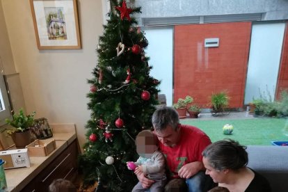 Eva junto a dos de sus pequeños en la Llar Batecs.