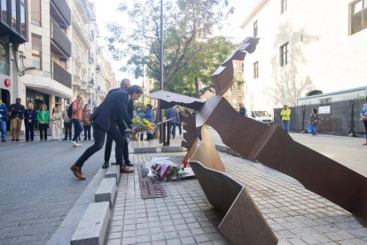 Los alcaldes de Lleida y Flix, en la ofrenda a las víctimas del Liceu.