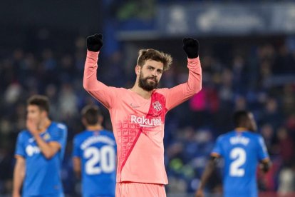 Piqué saluda a la grada tras el partido.