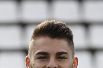 Abel Molinero se escapa de Víctor y de Calavera en una acción del partido.