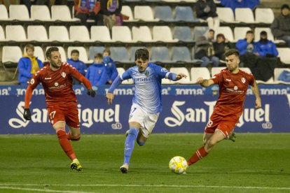 Abel Molinero se escapa de Víctor y de Calavera en una acción del partido.