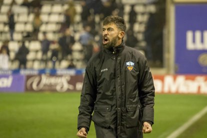 Abel Molinero se escapa de Víctor y de Calavera en una acción del partido.