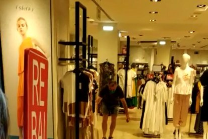 Un dels ànecs, a l’interior d’una botiga de l’Eix.
