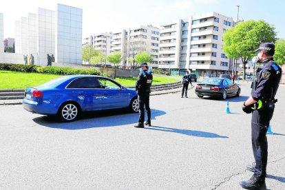 Els Mossos van escorcollar el maleter d’un turisme ahir a la tarda al control de l’N-240 a Juneda.