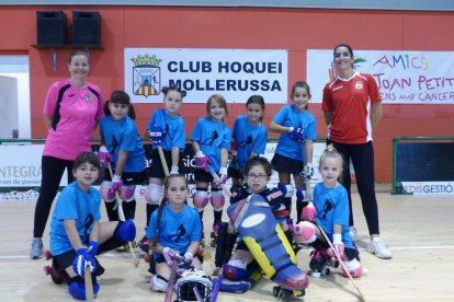 Les nenes del Futbol Sala Alcoletge, amb els seus entrenadors, en una imatge del 20 d’octubre abans de suspendre les activitats esportives.