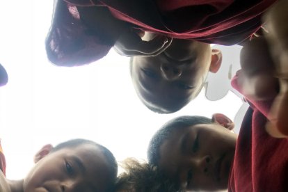 Aleix Porras, con niños monjes de un monasterio budista en Katmandú, donde estuvo en verano.