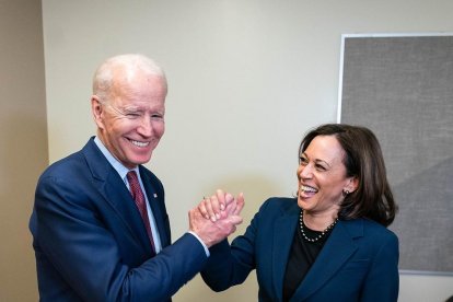 Trump intentava donar imatge de guanyador i Biden preferia difondre una foto amb la seua mà dreta, Kamala Harris.