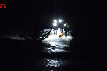 Momento en el que los equipos de emergencias evacuaron el sábado al alpinista accidentado.