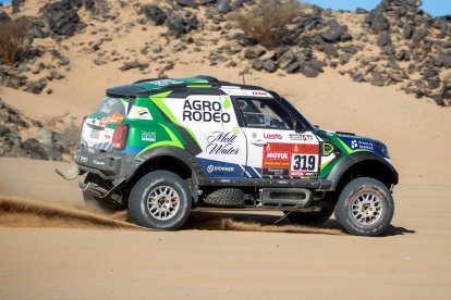 El vehicle d’Isidre Esteve i Txema Villalobos, en un moment de la primera etapa del Dakar, en què va punxar dos vegades.