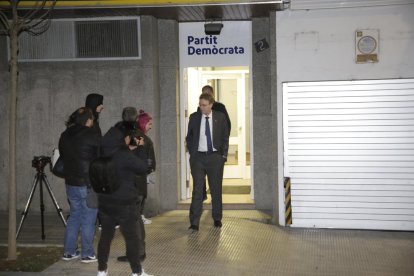 Ferran Bel, ahir a l'entrada de la seu del PDeCAT a Lleida (esquerra) i Joan Reñé
