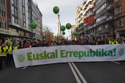 El líder del PP barcelonés, Josep Bou, se marcó un baile frente a la pancarta de la marcha de Barcelona.