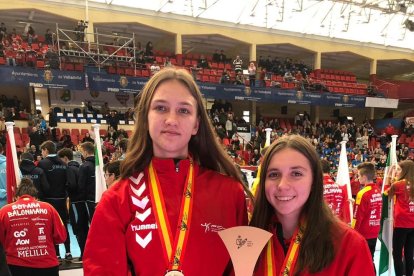 Adrià García i Àlex Rubín de Celis, amb la resta de companys amb qui van conquistar el subcampionat.