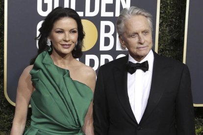 Roger Taylor (d) i Brian May (e), integrants de la banda Queen, amb Rami Malek (c), Globus d’Or al millor actor de drama per ‘Bohemian Rhapsody’.