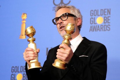 Roger Taylor (d) i Brian May (e), integrants de la banda Queen, amb Rami Malek (c), Globus d’Or al millor actor de drama per ‘Bohemian Rhapsody’.