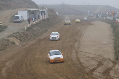 Dos vehículos durante los entrenamientos de las 4 Hores de resistencia de Lleida.