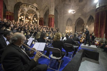 A la izquierda, el Ball de L’Àliga, este año con flores amarillas por el ‘procés’, con la Banda, dirigida por Xesco Grau. A la derecha, Les Completes, dirigidas por Xavier Puig.