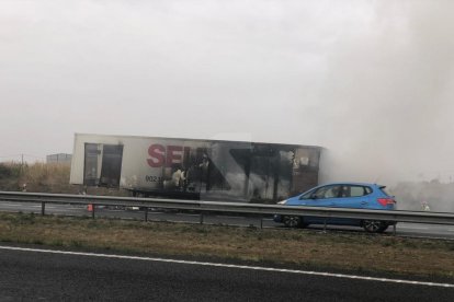 Crema un camió de paqueteria a l'A-2 a Castellnou de Seana