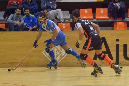 Marc Palazón intenta endur-se la bola en pugna amb Borja Ramon.