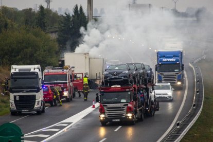 Imagen del humo que salía del remolque, que quedó completamente calcinado.