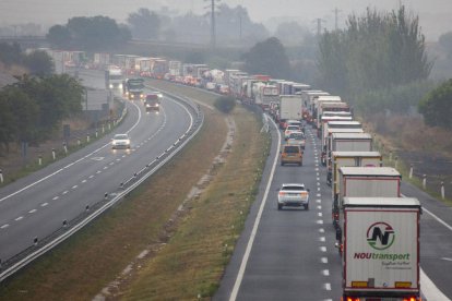 Imagen del humo que salía del remolque, que quedó completamente calcinado.