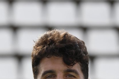 Eder trata de llegar al balón ante el guardameta visitante, Loscos.