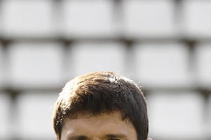 Eder trata de llegar al balón ante el guardameta visitante, Loscos.