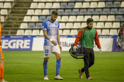 Eder trata de llegar al balón ante el guardameta visitante, Loscos.