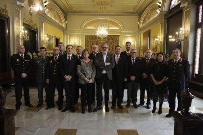 Representants institucionals, de les forces de seguretat i de la judicatura ahir a la Paeria.