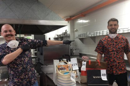 Personal del Club Majèstic, treballant ahir a la cuina