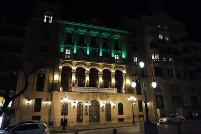 Alumnos del INS Caparrella se sumaron a la iniciativa de Afanoc “Fes un llaç” con motivo del Día Mundial contra el Cáncer.