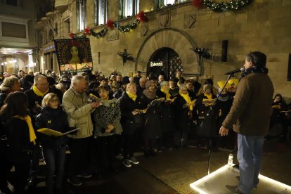 Puigdemont i Comín, ahir, després de recollir l’acreditació permanent com a eurodiputats a la seu del Parlament Europeu a Brussel·les.