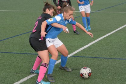 La jugadora de l’AEM Hisui intenta controlar una pilota davant d’una rival.