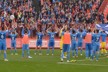 Jugadores del Lleida saludan a la afición azul en el campo del Nàstic de Tarragona.