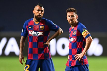 Jugadores del Lleida saludan a la afición azul en el campo del Nàstic de Tarragona.