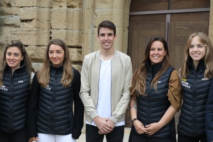 Núria Pau, Anna Esteve, Astrid Fina i Celia Abad, ahir amb Àlex a la presentació del projecte al Castell de Templers.
