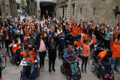 Éxito de participación  -  Decenas de personas, entre ellas el alcalde, Miquel Pueyo, y el presidente de la diputación de Lleida, Joan Talarn, se sumaron a la celebración en la plaza de la Paeria. Mediante un ‘árbol de los deseos’, los usu ...