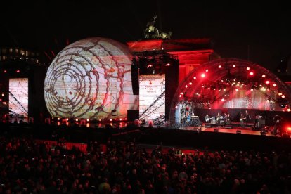 Imagen de la noche del 9 de noviembre de 1989 de la celebraciones por la apertura del muro que dividía Berlín en dos.