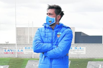 Marc Martinez intenta hacerse con  el balón pese a la oposiciòn de un defensor del Ejea.