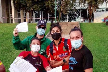 A dalt, entrenament amb grups reduïts i presa de temperatura. A baix, firma de declaració de responsabilitat i tècnics de l’staff.