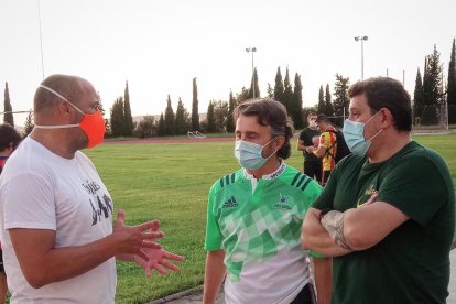 A dalt, entrenament amb grups reduïts i presa de temperatura. A baix, firma de declaració de responsabilitat i tècnics de l’staff.