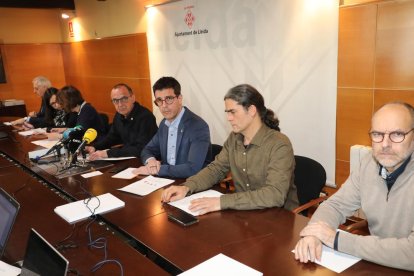 El alcalde, Miquel Pueyo (ERC) y los tenientes de alcalde Toni Postius (JxCat) y Sergi Talamonte (Comú), ayer en la Paeria.
