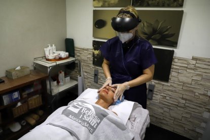 Guantes, mascarilla y pantalla facial para las esteticistas.