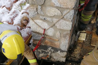 Foc en una xemeneia en una casa de Lles de Cerdanya.