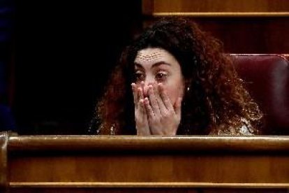 Emotiu aplaudiment a la diputada que ha acudit a votar malgrat estar malalta