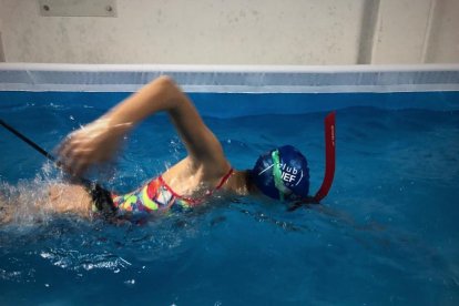 Emma utiliza un snorkel durante una parte de su entrenamiento.