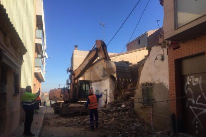 La Paeria ha decidit finalment enderrocar la casa que aquest dimecres al matí ha patit un esfondrament al cobert.
