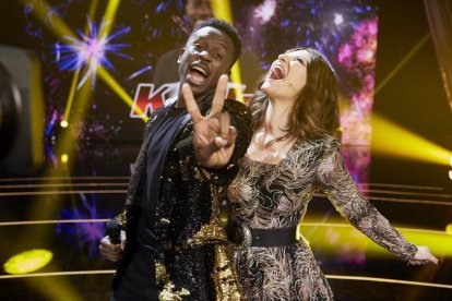 El lleidatà Kelly i la seua ‘coach’, Laura Pausini, celebrant la victòria eufòrics.