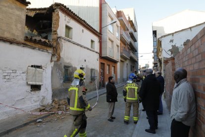 Un instante de la demolición de los números 30, 32 y 34 de la calle Oliver, en el barrio del Secà, ayer al mediodía.