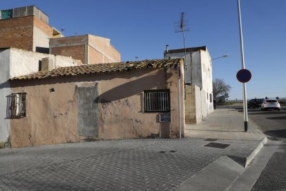Un instante de la demolición de los números 30, 32 y 34 de la calle Oliver, en el barrio del Secà, ayer al mediodía.