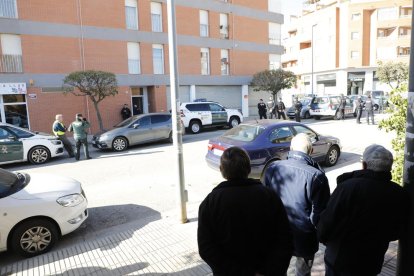 Expectación ayer entre los vecinos de Torrefarrera durante la operación policial.